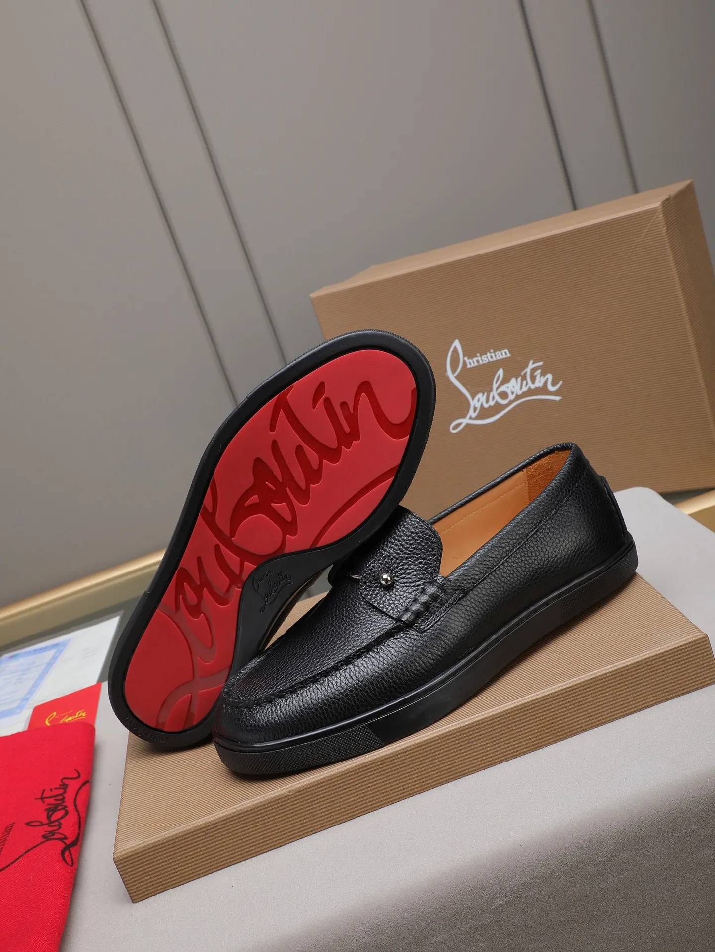 PP480 Christian Louboutin (red-soled shoes) Italian men's casual sneakers are shipped! Each pair of shoes from this Italian handmade shoe brand has a simple and classic design, which is very comfortable and versatile! The upper fabric of this shoe is made of imported cowhide, with high-end and comfortable cowhide lining! The outsole is made of original rubber bottom sheets and is lined with cowhide! Brand-specific mold-opening foot bed, exclusive private mold control! Original box packaging! 39 40 41 42 43 44 (38 45 46 customized)